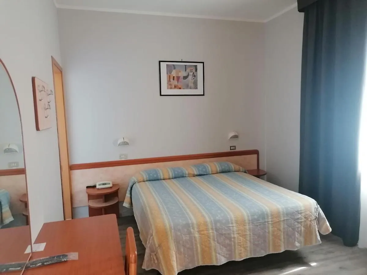 ***  Hotel Roma Residenza Червия Италия