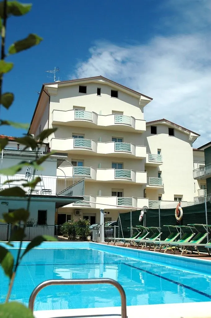 ***  Hotel Roma Residenza Червия Италия